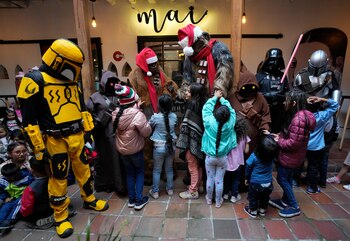 Voluntarios disfrazados de personajes de