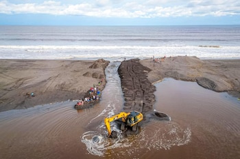 El Ministerio de Obras Públicas realizó la apertura de la bocana en Barra Salada, mejorando el paso del agua en el distrito de Sonsonate. (Cortesía: Secretaría de Prensa)