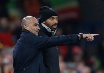 Henry ocupa un lugar junto