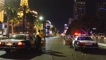 Policía custodia las calles aledañas al hotel donde disparó el criminal.