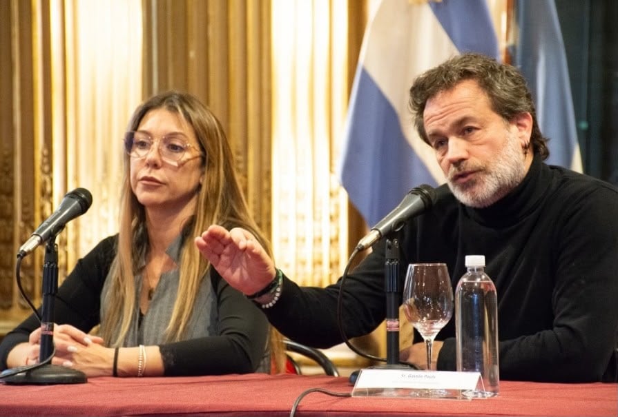 Isabella Karina Leguizamón, presidenta del Consejo de la Magistratura porteño, junto a Gastón Pauls, embajador del Programa Senderos, durante la presentación de la iniciativa
