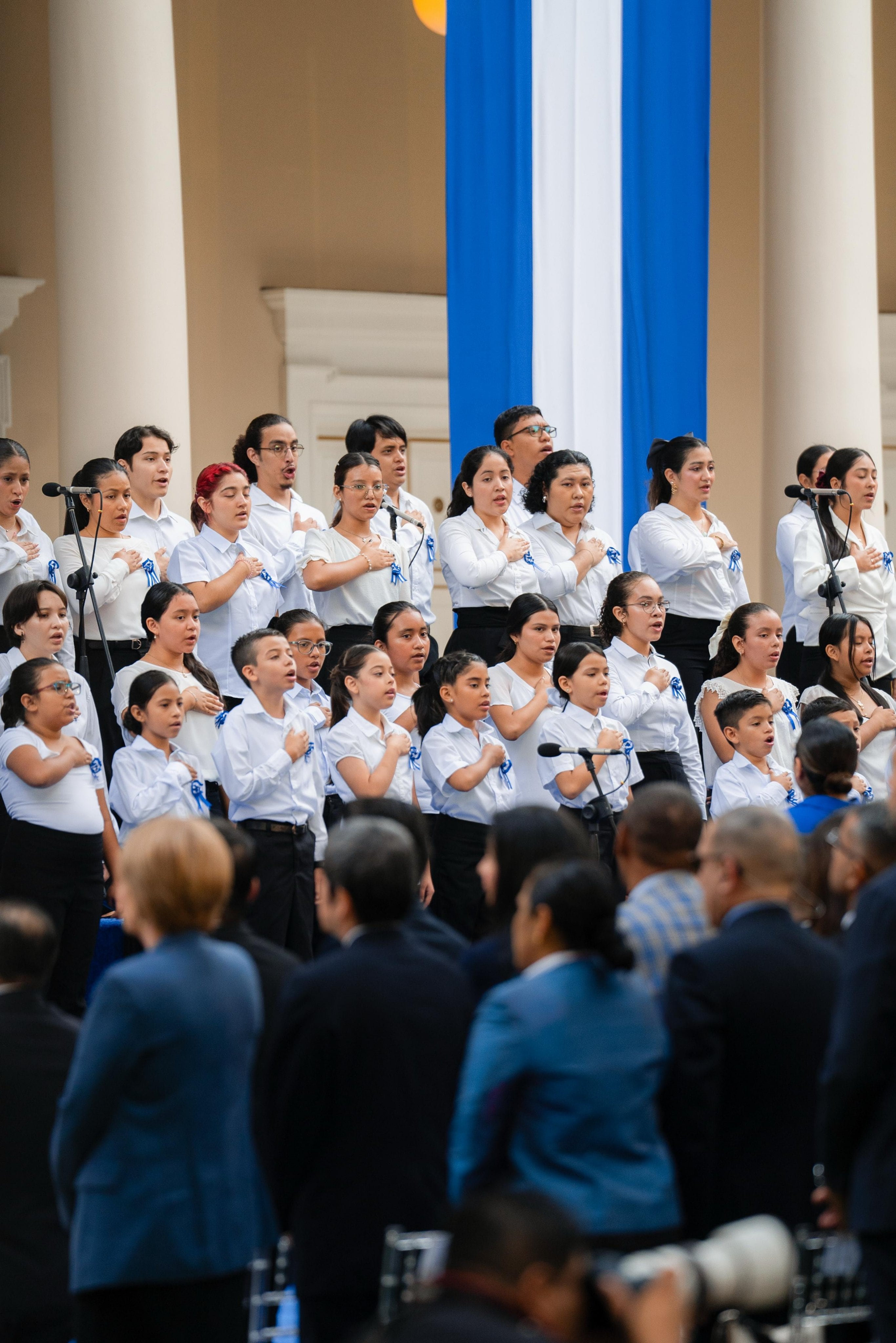 El acto en el Centro Histórico de San Salvador reunió a estudiantes, autoridades, la Escuela Nacional de Música y la Guardia de Honor./ (Gobierno de El Salvador)