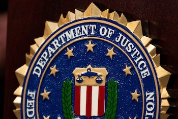 ARCHIVO - Un sello del FBI se exhibe en un podio antes de una conferencia de prensa en la oficina regional de Portland, Oregon, el jueves 16 de enero de 2025. (Foto AP/Jenny Kane, archivo)