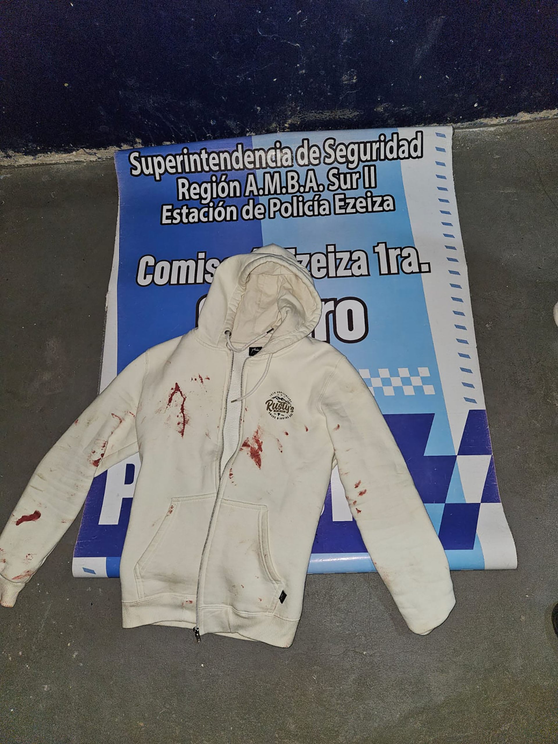 La campera con manchas de sangre que le secuestraron al principal sospechoso.