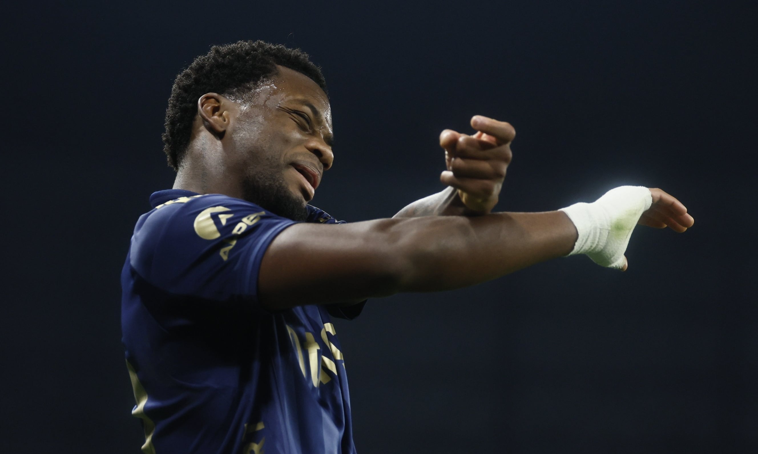 Fred aseguró que la actitud de Jhon Durán cambió con el paso de las semanas y que dejó de participar con la misma disposición en los entrenamientos -crédito @Fenerbahce/X