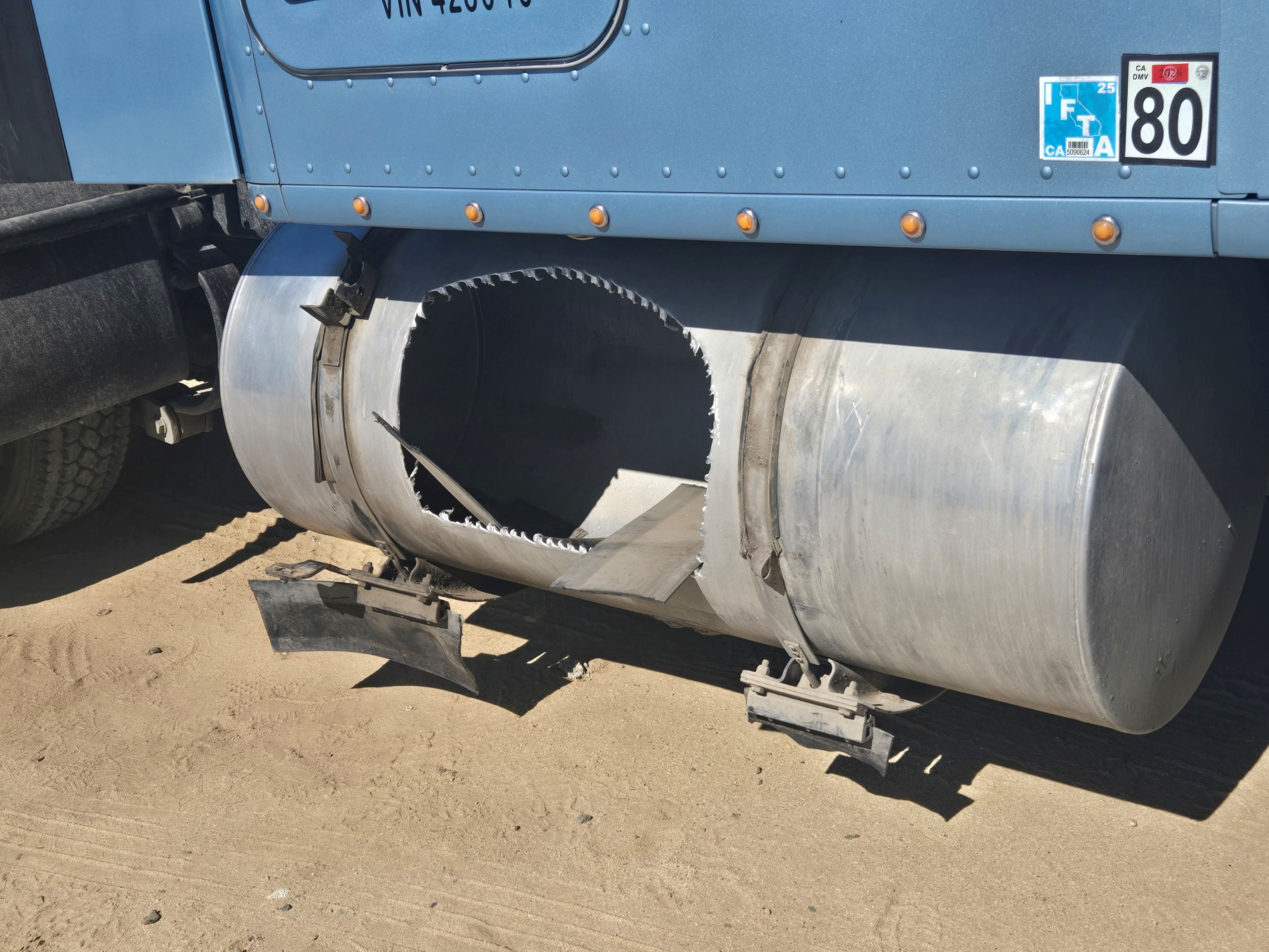Los casos documentados en 2026 muestran el uso de los tanques de combustible como método de ocultamiento para transportar grandes cantidades de metanfetamina líquida. (Crédito: CBP)