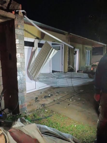 Varias viviendas de Coronel Moldes sufrieron voladuras de techos (Facebook: Córdoba Interior Informa)