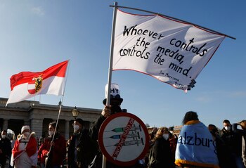 Manifestantes con carteles y banderas