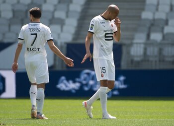 Steven Nzonzi (d) en una