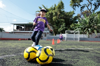 Unicef advirtió que la pobreza, la violencia y los embarazos tempranos provocan la interrupción escolar de muchas jóvenes en El Salvador. (EFE/ Rodrigo Sura)