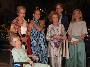 Las infantas Elena y Cristina, junto a la reina Sofía, Irene de Grecia y Miguel e Irene Urdangarin. (Europa Press)