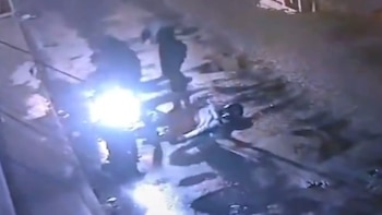 Sujetos en motocicleta son captados en video abandonando un cuerpo en Naucalpan