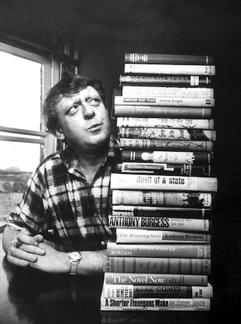 Anthony Burgess, autor del clásico distópico A Clockwork Orange (“La naranja mecánica”)