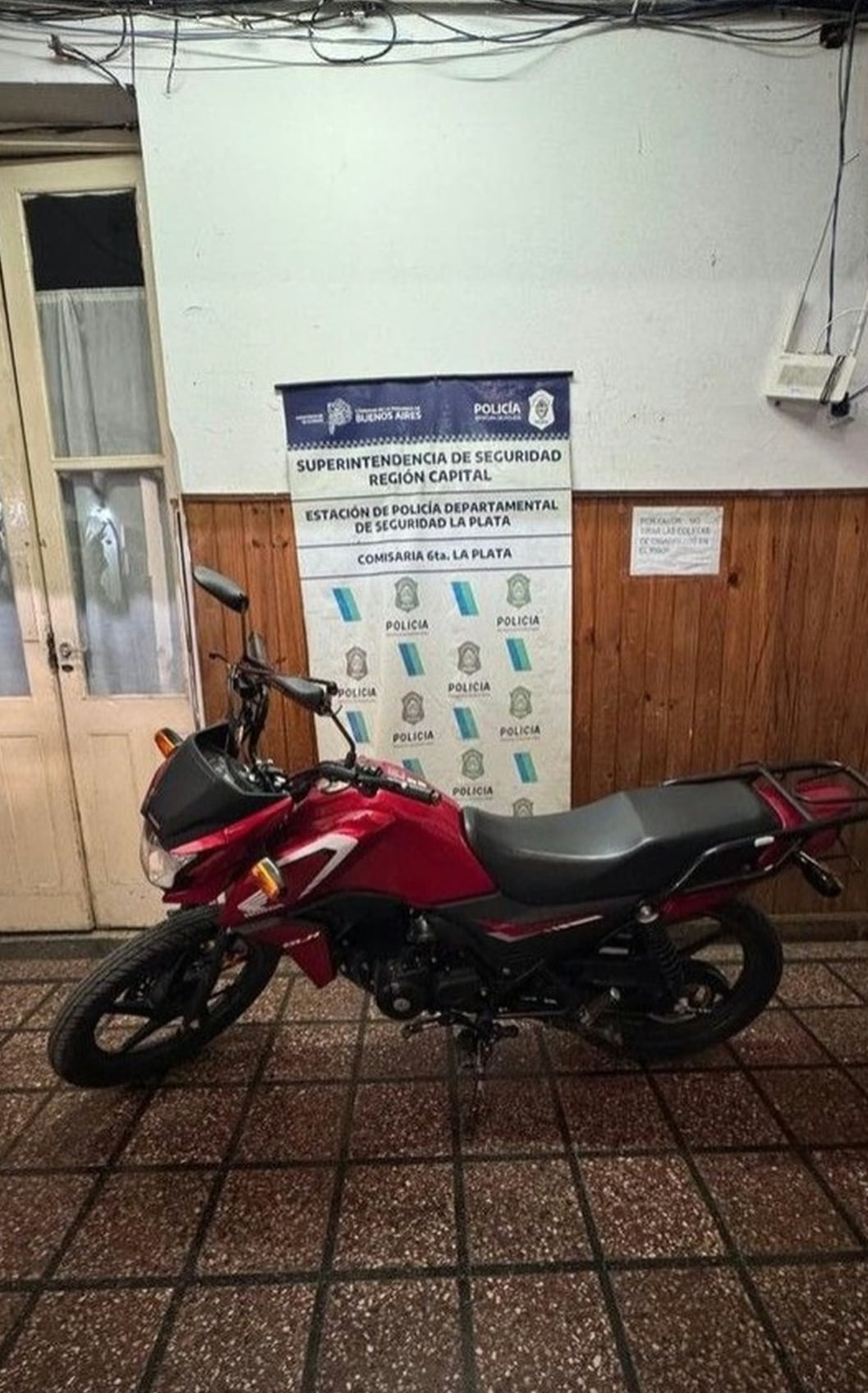 La moto en la que circulaba no tenía patente y quedó incorporada a la investigación (Gentileza)