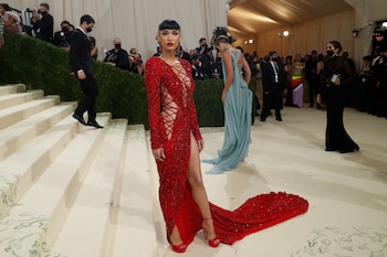 Vestido rojo de pedrería y aberturas cruzadas