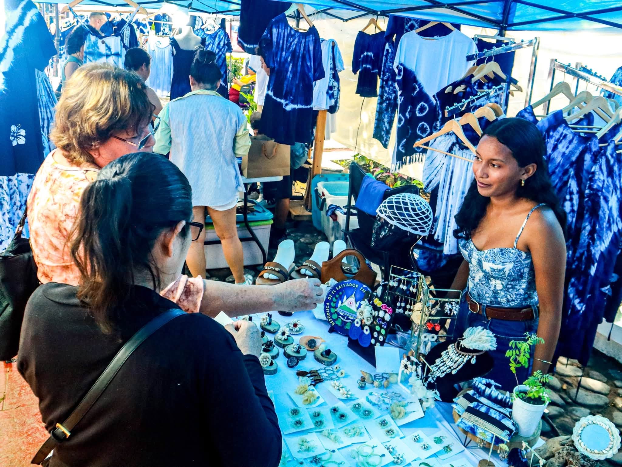 La jornada celebrada el sábado y domingo ofreció espacios formativos, una pasarela con modelos locales y presentaciones musicales, además de la venta de ropa elaborada con el color azul extraído de la planta (Foto cortesía alcaldía de Cuscatlán Norte)