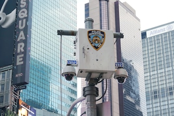 Cámaras de seguridad del NYPD en Manhattan, parte del sistema de monitoreo que permitió rastrear los movimientos del sospechoso en distintos barrios de Nueva York.