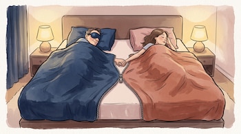 Dibujo de un hombre y una mujer dormidos en una cama matrimonial, tomados de la mano y cubiertos por dos edredones divididos por una cremallera.