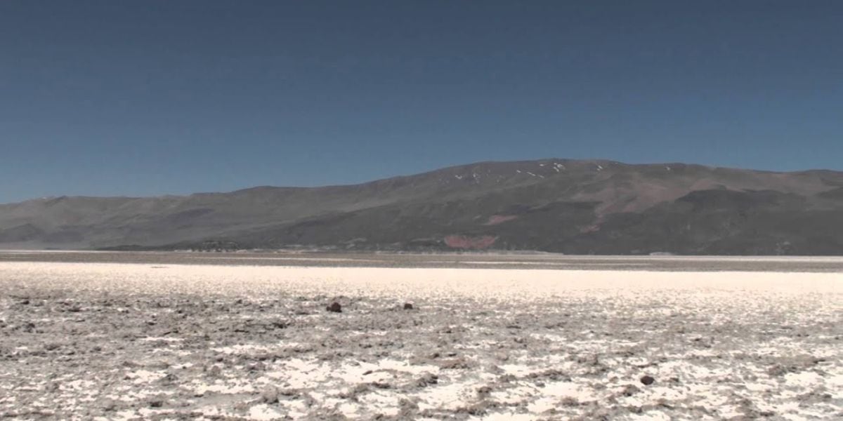 El paisaje muestra un contraste único de colores, con el blanco de la sal frente a los conos volcánicos del entorno (Captura/YouTube)