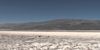 El paisaje muestra un contraste único de colores, con el blanco de la sal frente a los conos volcánicos del entorno (Captura/YouTube)