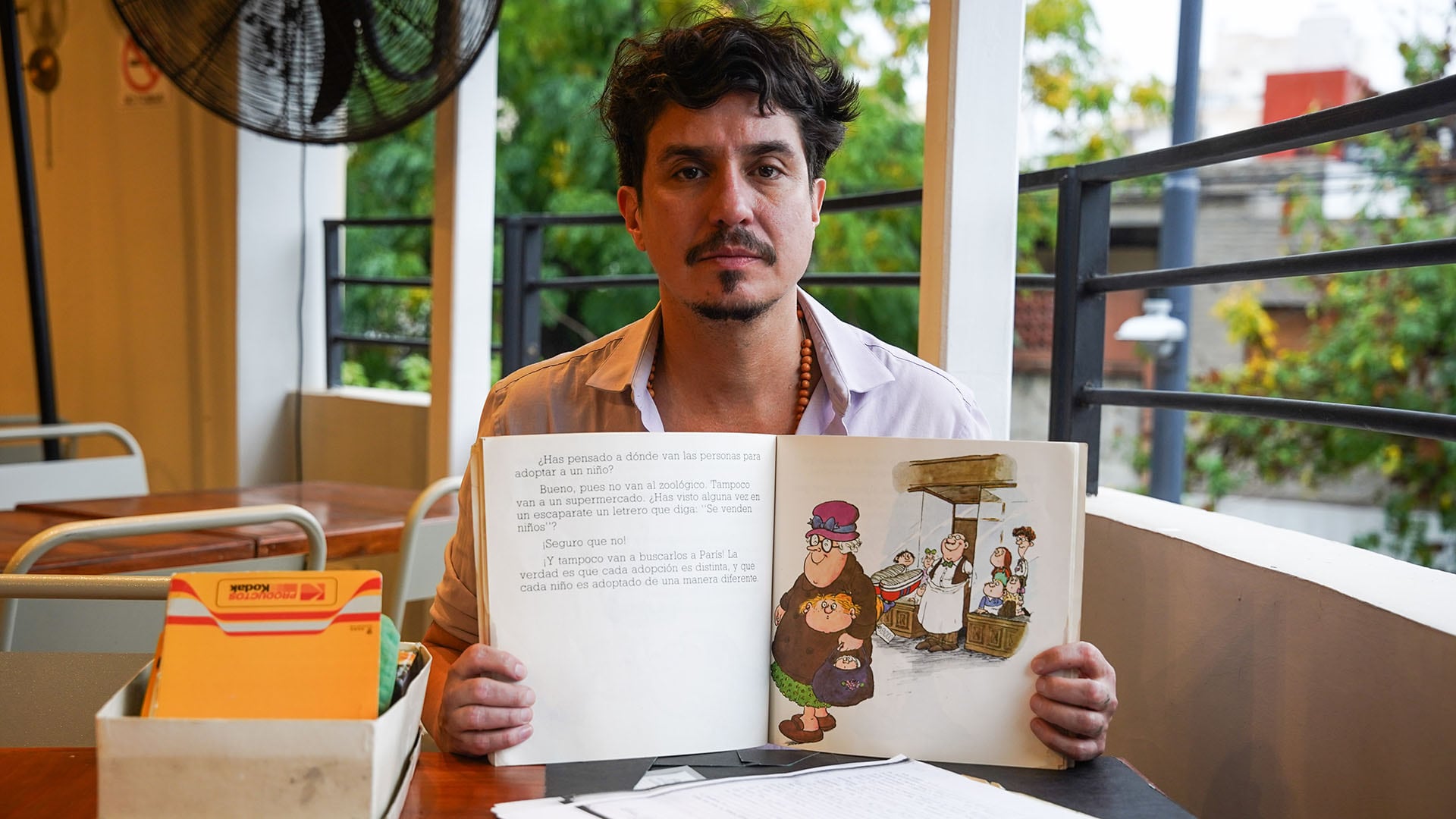 El libro “¿Por qué me adoptaron?” formó parte de la biblioteca de la infancia de Hernán.