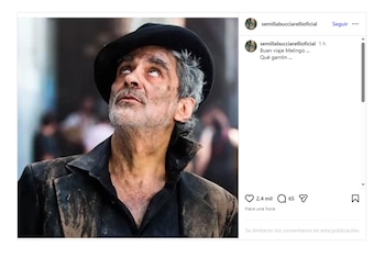 Un hombre de mediana edad con cabello gris, barba, sombrero negro y chaqueta oscura, mira hacia arriba. Su rostro y ropa tienen manchas