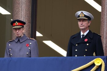 El príncipe Eduardo de Gran Bretaña, duque de Kent, y el vicealmirante Timothy Laurence (Chris Jackson/Pool vía REUTERS)