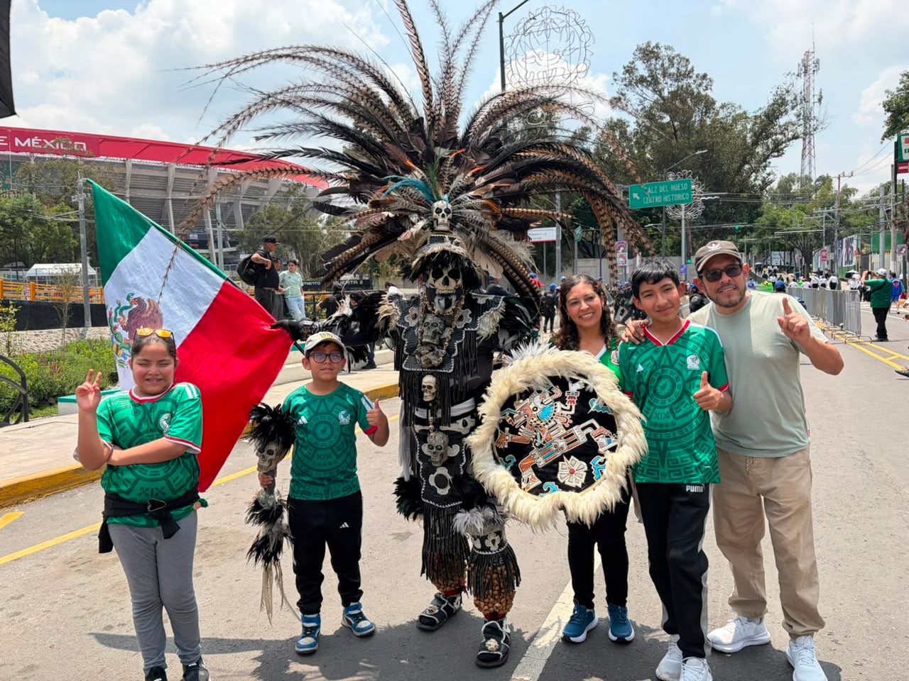 Aficionado caracterizado como “Guerrero Muerte” (Raúl A. González - Infobae México)
