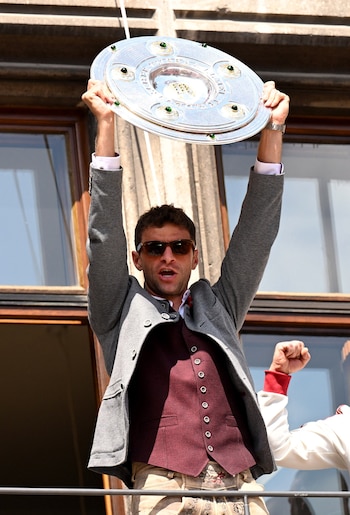Thomas Müller, actual jugador del Vancouver Whitecaps de la MLS de Estados Unidos, levantando su último título con el Bayern Múnich: la Bundesliga 2024-2025-crédito Angelika Warmuth/REUTERS