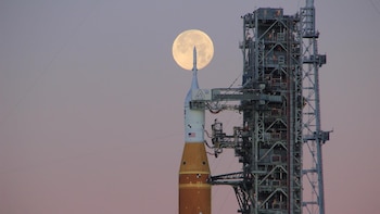 Los astronautas de la misión Artemis II entran en la nave espacial Orión y empiezan a comprobar las comunicaciones