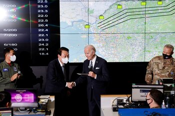 Biden visitó un centro de