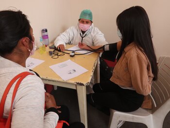 Una mujer se realiza un