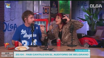 Fabiana Cantilo, con chaqueta de leopardo y cabello rojizo, gesticula con auriculares en un estudio. Un hombre con barba y camiseta azul la mira