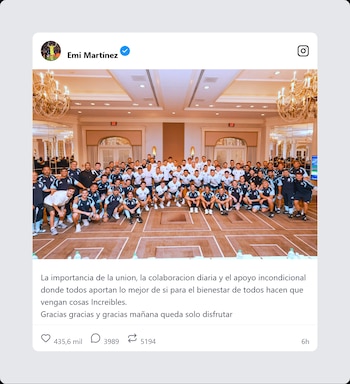 Publicación de Emi Martínez en red social, que muestra a la selección argentina de fútbol en un salón con candelabros y espejos