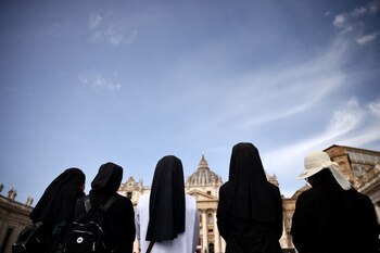 Las monjas pertenecen al monasterio