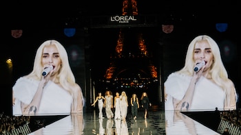 Elena Rose lleva “cosita linda” a Le Défilé en París junto a Eva Longoria, Anitta y otras figuras latinas