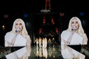 Elena Rose desfiló frente a la Torre Eiffel junto a Kendall Jenner, Eva Longoria y Viola Davis. Foto: Difusión