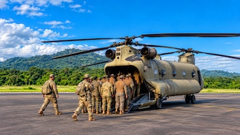 Helicóptero Chinook de Estados Unidos transporta ayuda humanitaria a las zonas afectadas por el sismo en Panamá