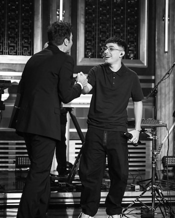 El paso de Trueno por The Tonight Show refuerza la internacionalización de la música urbana nacional y su impacto global