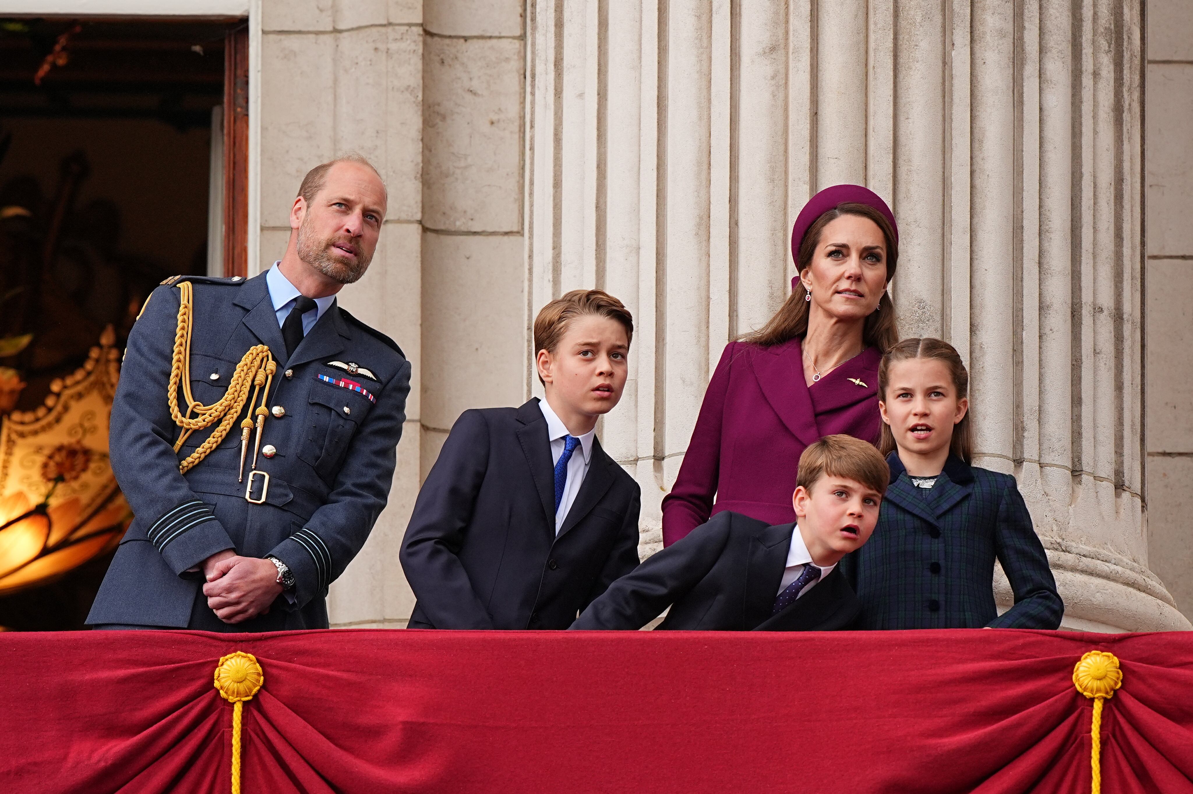 (De izquierda a derecha) el Príncipe de Gales, el Príncipe Jorge, el Príncipe Luis, la Princesa de Gales y la Princesa Carlota en el balcón del Palacio de Buckingham, Londres, para ver el paso aéreo de los Red Arrows de la Royal Air Force y aviones militares actuales e históricos, al final de la procesión militar que conmemora el 80 aniversario del Día de la Victoria en Europa, y en honor a quienes sirvieron durante la Segunda Guerra Mundial, el 5 de mayo de 2025. (Aaron Chown/Pool vía REUTERS).