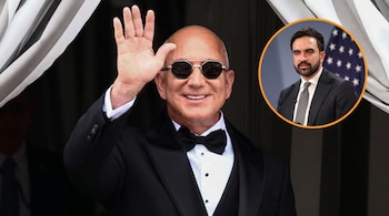 Jeff Bezos, calvo, con gafas de sol y esmoquin, sonríe y saluda. En la parte superior derecha, una imagen circular de Mamdani en traje con borde naranja.