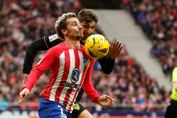 Griezmann intenta controlar el balón