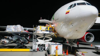 Llega a Colombia el primer vuelo con ayuda humanitaria desde El Salvador tras el devastador terremoto