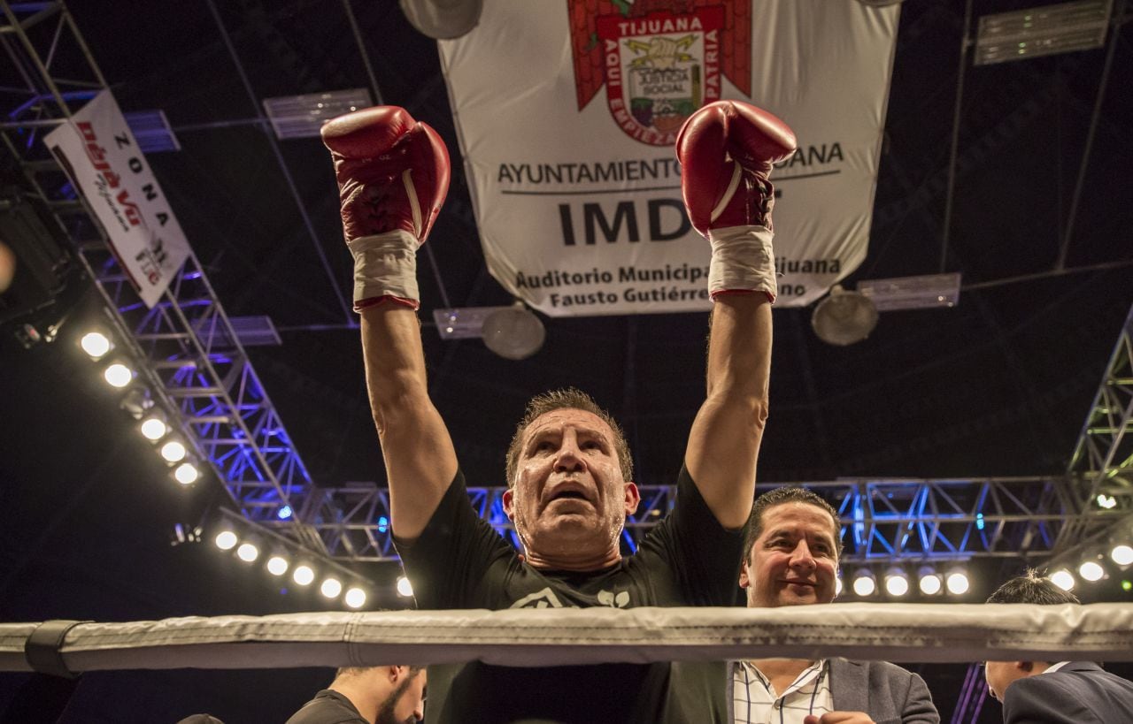 Chávez regresa al ring a los 63 años con la misión de mostrar cómo el boxeo puede alejar a los jóvenes de las adicciones.(FOTO: OMAR MARTÍNEZ /CUARTOSCURO.COM)