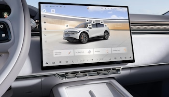 Las actualizaciones remotas de software permiten a los vehículos evolucionar y agregar funciones tras la compra inicial.