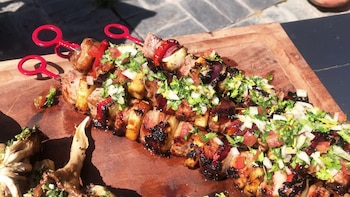 Brochettes de cerdo y ananá