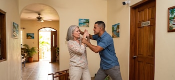 Imagen de referencia que ilustra la supuesta agresión sufrida por la ciudadana norteamericana Susan Johnston, de 72 años, en su vivienda en Roatán - Visuales IA.