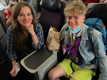 Christina y su hermano. Ella