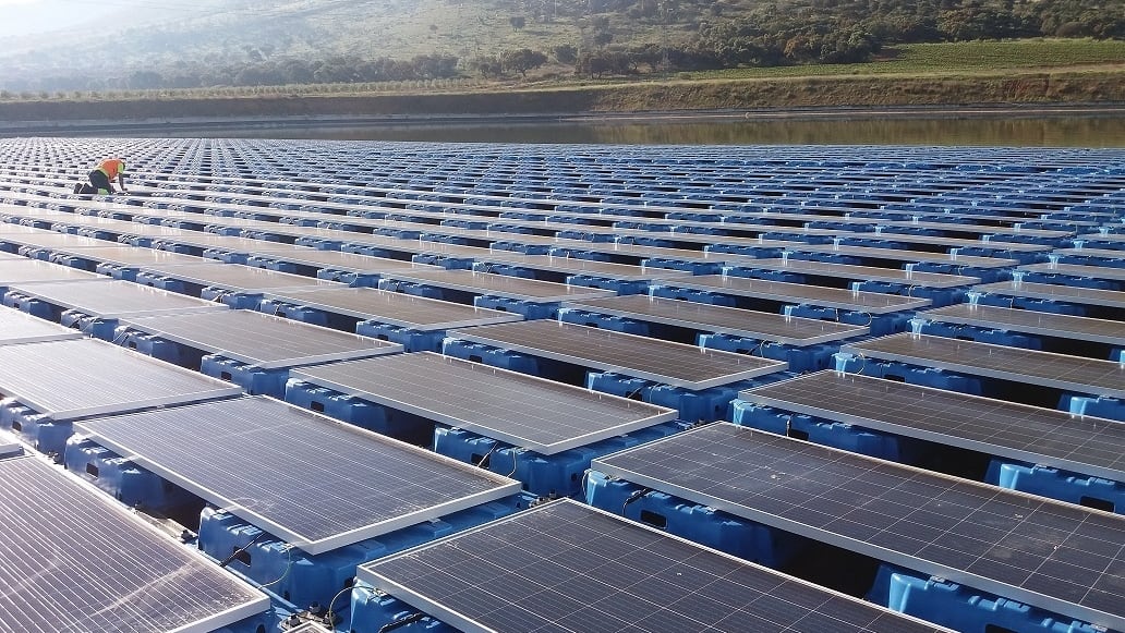 Datos recopilados por organizaciones del sector muestran que el desarrollo de tecnologías limpias ha resultado clave para evitar aumentos mayores en la factura eléctrica ante los cambios en el mercado internacional (Europa Press)