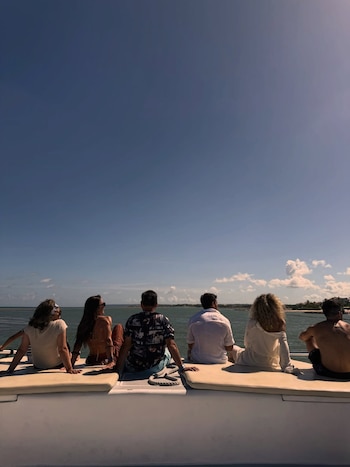 Mario Casas junto a sus hermanos en Cap Cana, disfrutando del sol y el ambiente tropical del Caribe (Cortesía: Sheila Casas).
